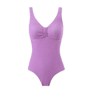 Détail du maillot de bain une pièce violet clair avec tissu gaufré et décolleté en V