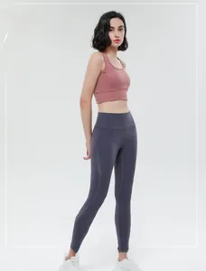 Dettaglio dei legging yoga a vita alta con cuciture snellenti e reggiseno sportivo