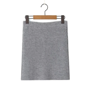 Vue détaillée d'une jupe grise en maille avec texture côtelée et taille élastique