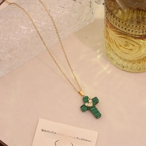 Exquisite gold necklace with green malachite cross pendant and heart diamond charm