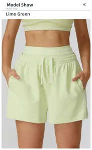 Dettaglio dei pantaloncini sportivi verde limone a vita alta con coulisse e tasche