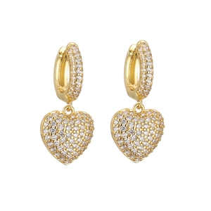 Boucles d'oreilles créoles cœur doré serties de zircons brillants sur fond blanc