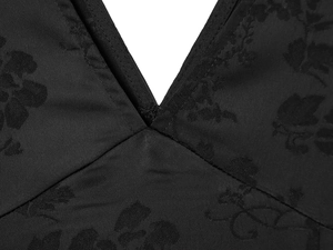 Détail du tissu jacquard noir à col en V avec motifs floraux et coutures