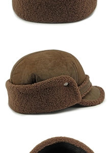 Vues détaillées d'un bonnet d'hiver avec cache-oreilles en daim et doublure en laine