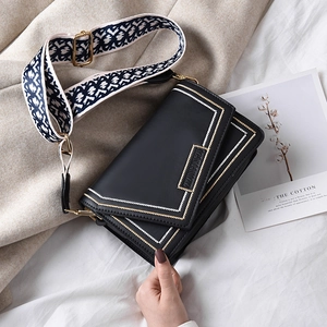 Sac bandoulière noir tendance avec surpiqûres et large bandoulière en jacquard tissé
