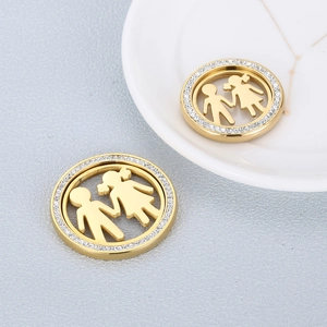 Pendentif en acier titane doré avec cristaux et figurines de couple stylisées
