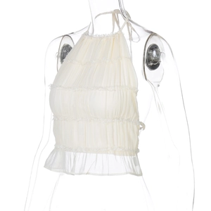 Dettaglio del top a lupetto con schiena scoperta in chiffon plissettato e pizzo