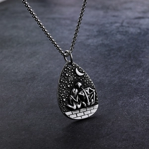 Détail macro du pendentif tête de mort argenté rétro avec gravure de lune gothique