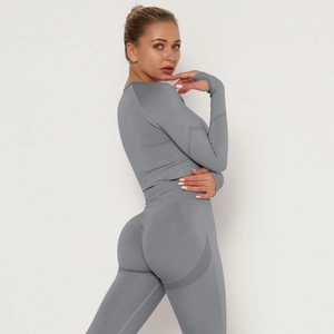 Dettaglio del set yoga grigio senza cuciture con design scrunch butt e vita alta elastica