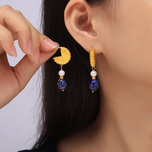 Vintage Goldohrringe mit weißen Perlen und blauen Natursteinen für Damen