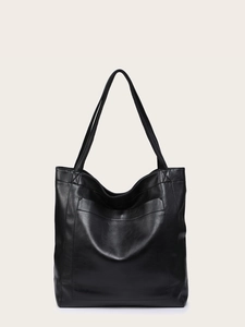 Détail du sac cabas vintage en cuir ciré noir avec poche et finitions de couture soignées