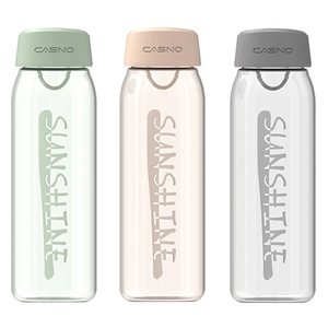 Trois bouteilles d'eau de sport portables en vert, rose et gris pour le fitness en plein air