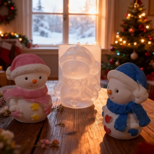 Dettaglio macro dello stampo in silicone pupazzo di neve con candele 3D e decorazioni