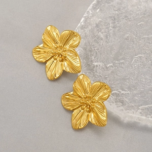 Elegant gold flower stud earrings in stainless steel with detailed radial petal texture