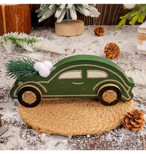 Détail d'une décoration de voiture de Noël en bois vert avec paillettes et mini sapin