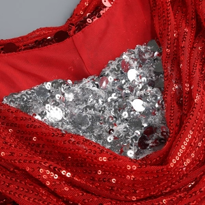 Gros plan des paillettes rouges et argentées sur une robe dos nu sexy et chic