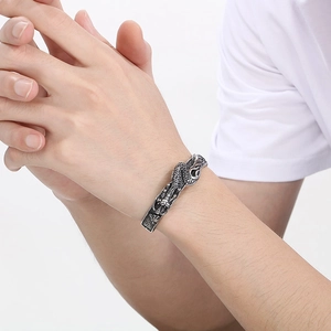 Bracciale rigido aperto stile retrò a forma di drago in argento con incisioni dettagliate