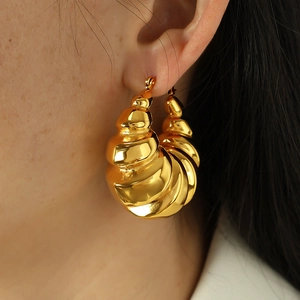 Chunky gold-plated stainless steel croissant hoop earrings for women in retro style