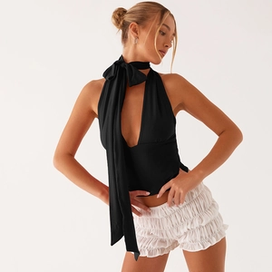 Détail du haut dos nu sexy à col en V profond avec attaches en maille noire
