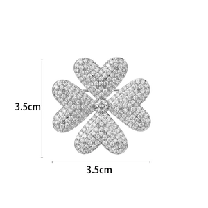 Eleganter silberner Kleeblatt-Anstecker mit weißen Kristallen, Größe 3,5 cm
