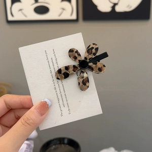 Barrette à cheveux vintage fleur léopard avec perle noire et pince bec de canard