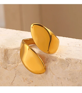 Vue macro d'une bague goutte dorée épaisse sur surface en pierre texturée style
