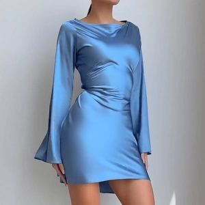 Robe courte élégante en satin bleu à manches longues avec taille ajustée pour femme