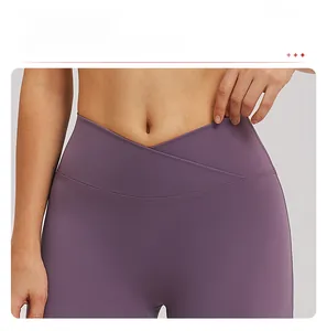 Détail de la taille haute croisée en V sur le pantalon de yoga brossé violet