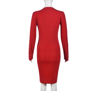 Détail de la robe mi-longue en maille côtelée rouge montrant la coupe ajustée sur mannequin