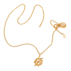 Detailansicht eines goldenen hohlen Schildkröten-Anhängers an einer eleganten Rolo-Kette
