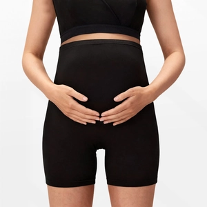Pantaloncini premaman a vita alta in tessuto elasticizzato nero con supporto per pancia