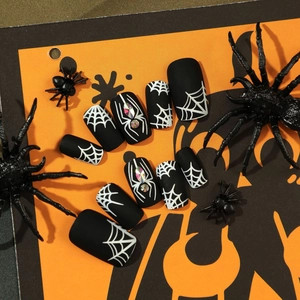 Halloween Kunstnägel in Schwarz matt mit weißem Spinnennetz-Muster und bunten Strasssteinen