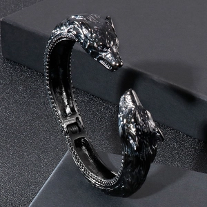 Détail de la gravure en acier inoxydable 316L sur un bracelet tête de loup noir style punk