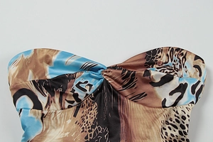 Détail du haut bandeau avec nœud torsadé et imprimé léopard en satin brillant