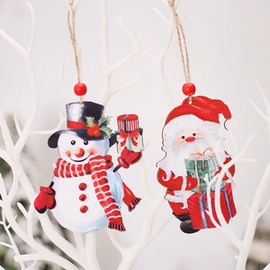 Kersthulst houten hangers met sneeuwpop en Kerstman aan witte takken met rood koord