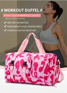 Detail der rosa Gym-Tasche mit Kuhmuster, Nass-Trocken-Trennung und Schuhfach