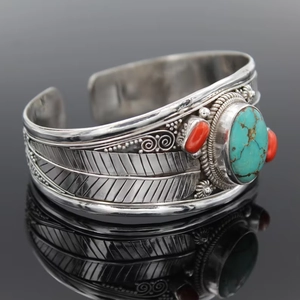 Bracciale rigido stile boho in argento con turchese naturale e corallo rosso inciso
