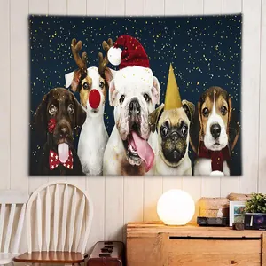 Detail eines Weihnachts-Wandteppichs mit fünf Hunden auf dunkelblauem Hintergrund
