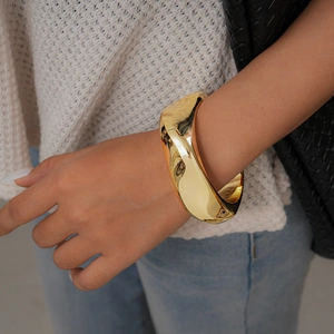 Minimalistischer goldener Retro-Armreif aus Harz mit unregelmäßigem flüssigem Design