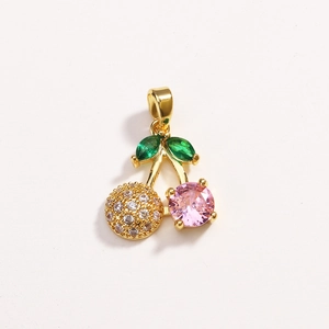 Dettaglio del ciondolo a ciliegia con cristallo rosa e pietre di zircone verde