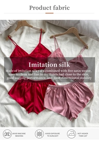Vue détaillée du pyjama en soie pour femme avec caraco et short en rouge et rose poudré