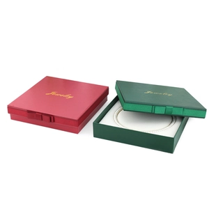 Elegant jewelry gift box set with ribbon bows in red and dark green for pearl necklaces