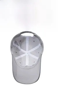 Détail intérieur de la casquette gris clair à séchage rapide avec coutures renforcées et bandeau