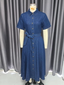 Dettaglio dell'abito lungo in denim blu scuro con scollo a V, bottoni e fiocco in vita