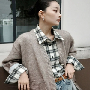 Brown mohair wool cardigan with V-neck and ribbed cuffs for a stylish autumn outfit
