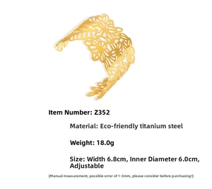Détail du bracelet en acier inoxydable plaqué or 18k avec motifs de fleurs ajourées