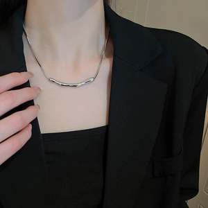 Detailansicht des silbernen Lava-Anhängers mit glatter Schlangenkette im Minimal-Look