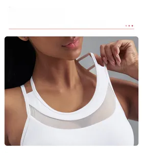 Détail d'un soutien-gorge de sport blanc avec empiècement mesh et bretelles évidées