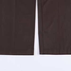 Détail de l'ourlet piqué du pantalon droit tissé marron foncé à taille haute