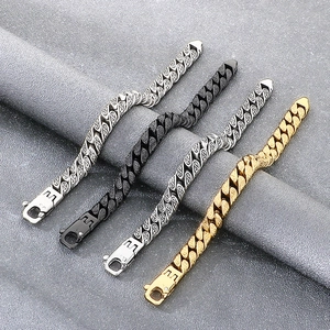 Gros plan détaillé des bracelets gourmette vintage avec motifs gravés et fermoir mousqueton robuste
